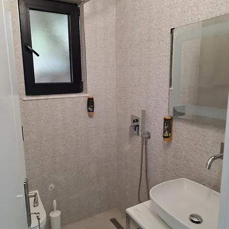 Vila D Boutique Qeparo